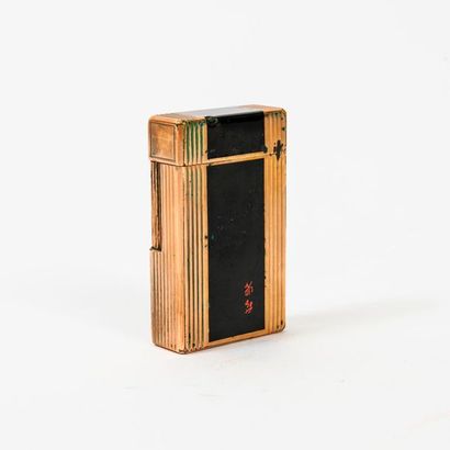 DUPONT


Briquet en métal doré laqué noir.

H....