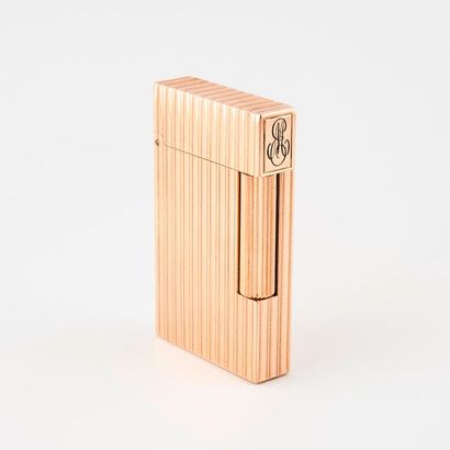 DUPONT


Briquet en métal doré rainuré. 

Signé....