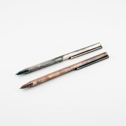 DUPONT


Lot de deux stylos : 

- Un porte...