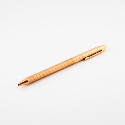 VAN CLEEF & ARPELS, Gold Starry 


Stylo...