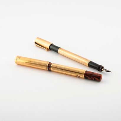 Deux stylos à plumes :

- WATERMAN'S, Ideal

Un...
