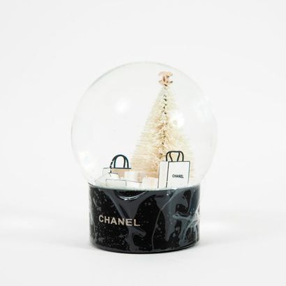 CHANEL


Presse-papier façon boule à neige...