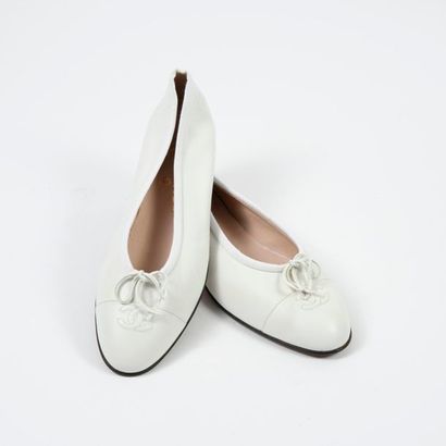CHANEL


Paire de ballerines blanches en...
