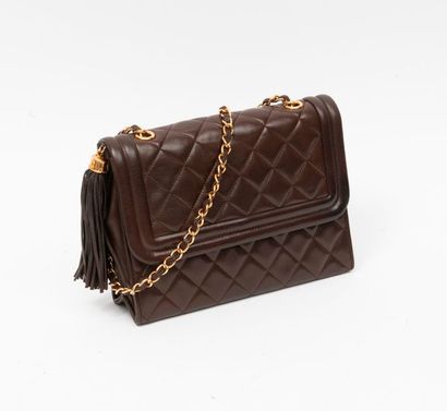 CHANEL


Sac en agneau marron matelassé....