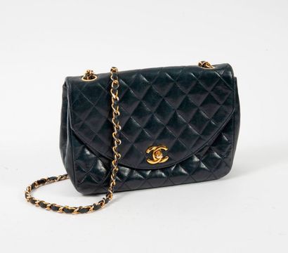CHANEL


Sac à rabat en agneau bleu marine...