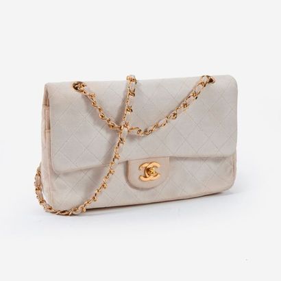 CHANEL


Sac Timeless en toile crème à anse...