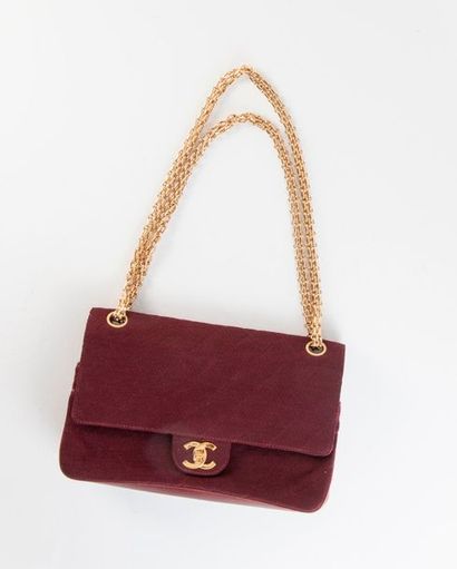 CHANEL


Sac Classique en jersey et agneau...