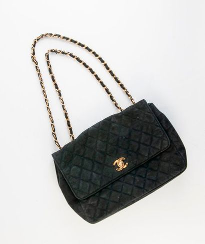 CHANEL


Petit sac de dame en daim noir matelassé....