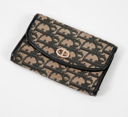 CHRISTIAN DIOR


Porte-monnaie en toile monogrammée...