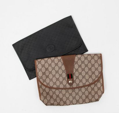 GUCCI


Deux pochettes à rabat en toile enduite...