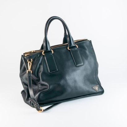 PRADA


Grand sac en cuir lisse noir à deux...