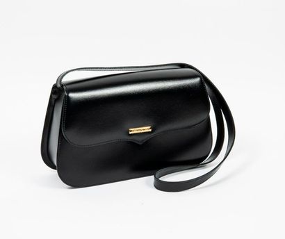 Yves Saint LAURENT


Sac à main en cuir noir...