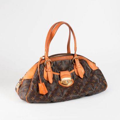 LOUIS VUITTON


Sac de forme bowling en toile...