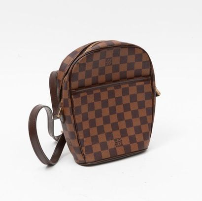 LOUIS VUITTON


Sac bandoulière en toile...