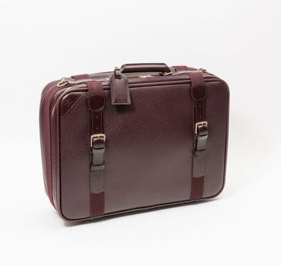 LOUIS VUITTON


Valise semi rigide de forme...