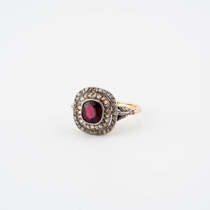Yellow gold (750) and platinum (850) ring...