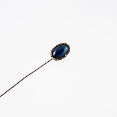 Platinum tie pin (850) adorned with an oval...