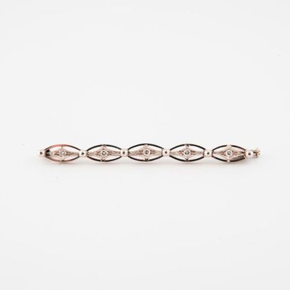 Line brooch in white gold (750) adorned with...