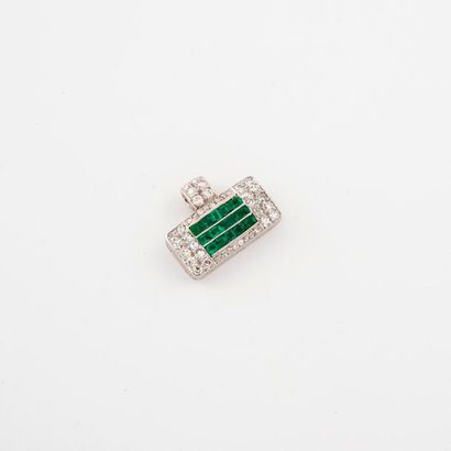 Opening pendant in platinum (950) centered...