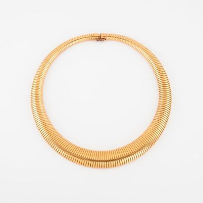 Necklace in yellow gold (750) with falling...