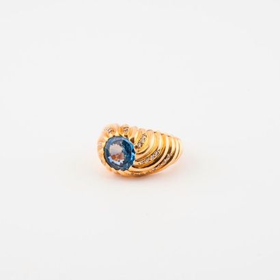 Yellow gold ring (750) with a twisted gadrooned...