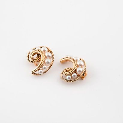 Pair of yellow gold (585) string ear clips...