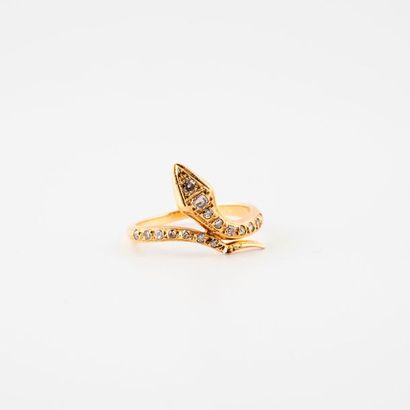 Ring in yellow gold (750) featuring a coiled...