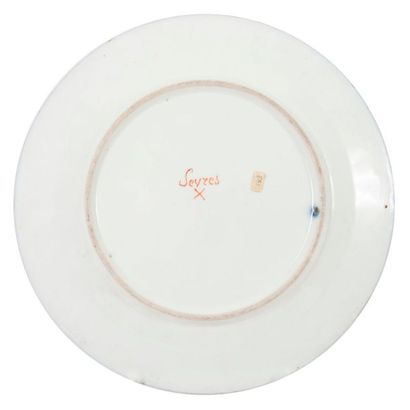 SÈVRES
Assiette en porcelaine dure à décor...