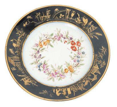 SÈVRES
Assiette en porcelaine dure à décor...