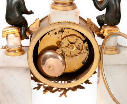 Pendule portique en marbre blanc et bronze...