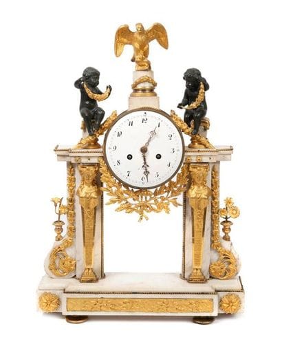 Pendule portique en marbre blanc et bronze...
