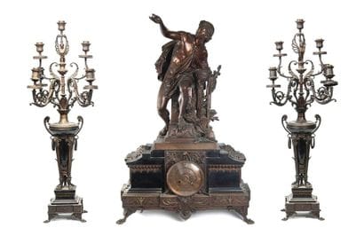 Garniture de cheminée en bronze patiné et...