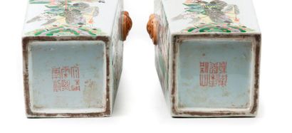 CHINE, XXème siècle

Paire de vases en porcelaine...