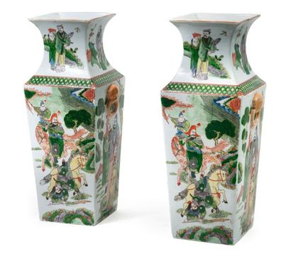 CHINE, XXème siècle

Paire de vases en porcelaine...