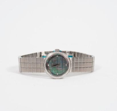 DIOR, D 


Steel lady's watch. 

Round case...