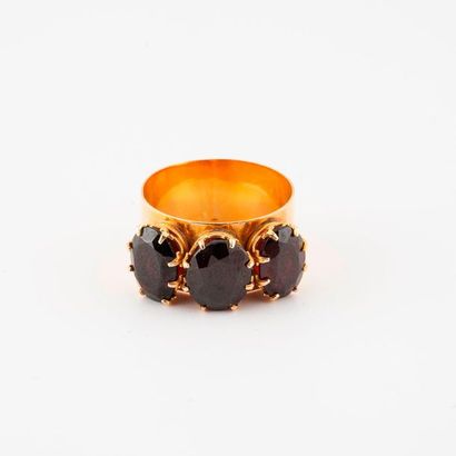 Yellow gold (750) band ring set with three...