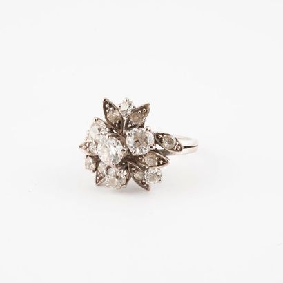 Flower-shaped ring in white gold (750) adorned...