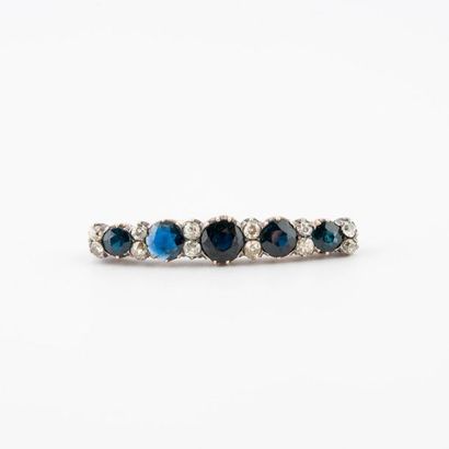 
White gold barrette brooch (low title) adorned...