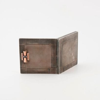 BOUCHERON, Paris


Silver powder case (800)...