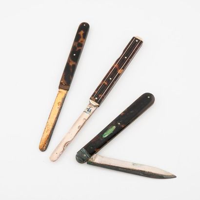 
Three penknives with silver blades (800)...