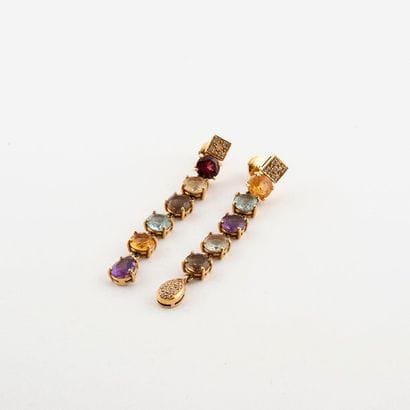 Pair of earrings in yellow gold (750) set...