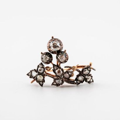 Brooch in silver (min. 800) and yellow gold...