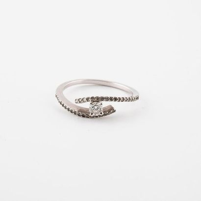 Ring in white gold (750) set with a brilliant-cut...