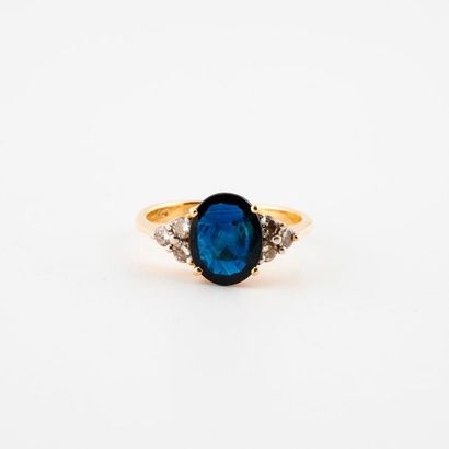 Yellow gold ring (750) centered on an oval...