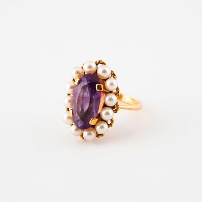 Yellow gold ring (750) set with a faceted...