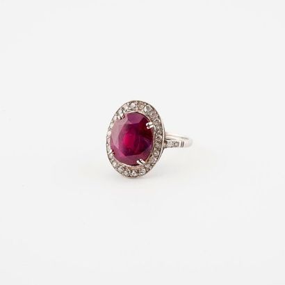 White gold ring (750) centered on an oval...