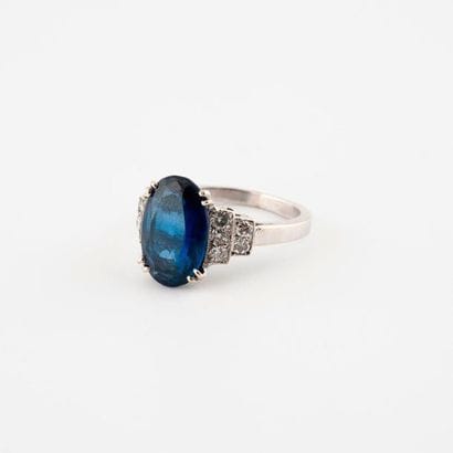 White gold ring (750) centered on an oval...
