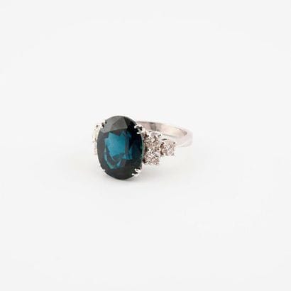 White gold ring (750) centered on an oval...
