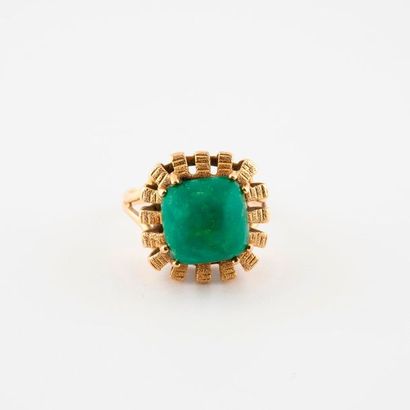 Yellow gold ring (750) with a raised and...