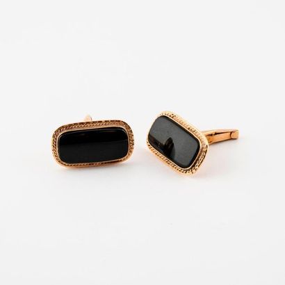 Pair of oval cufflinks in yellow gold (750)...